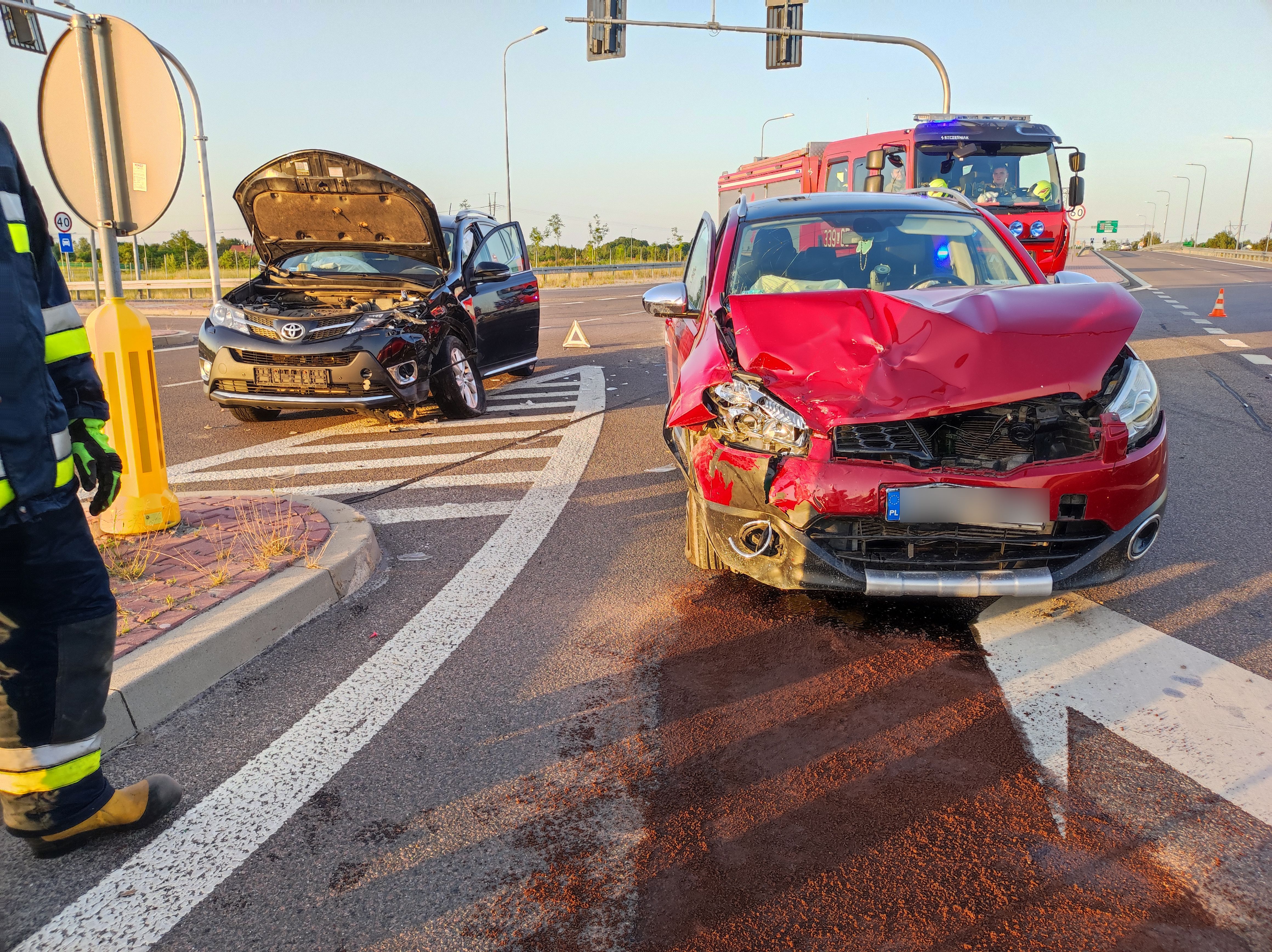 Wjechała na czerwonym, zderzyła się z toyotą. Dwie osoby w szpitalu (zdjęcia)