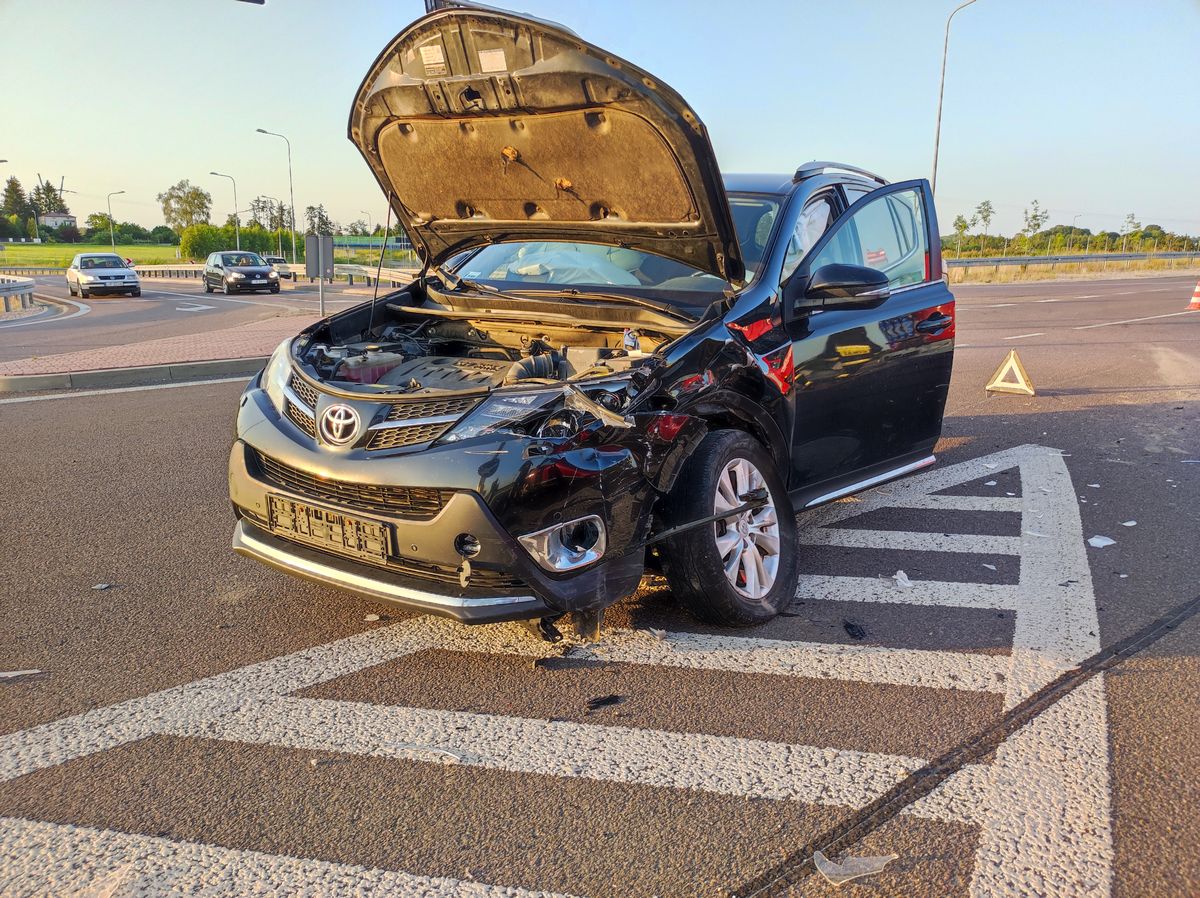 Wjechała na czerwonym, zderzyła się z toyotą. Dwie osoby w szpitalu (zdjęcia)