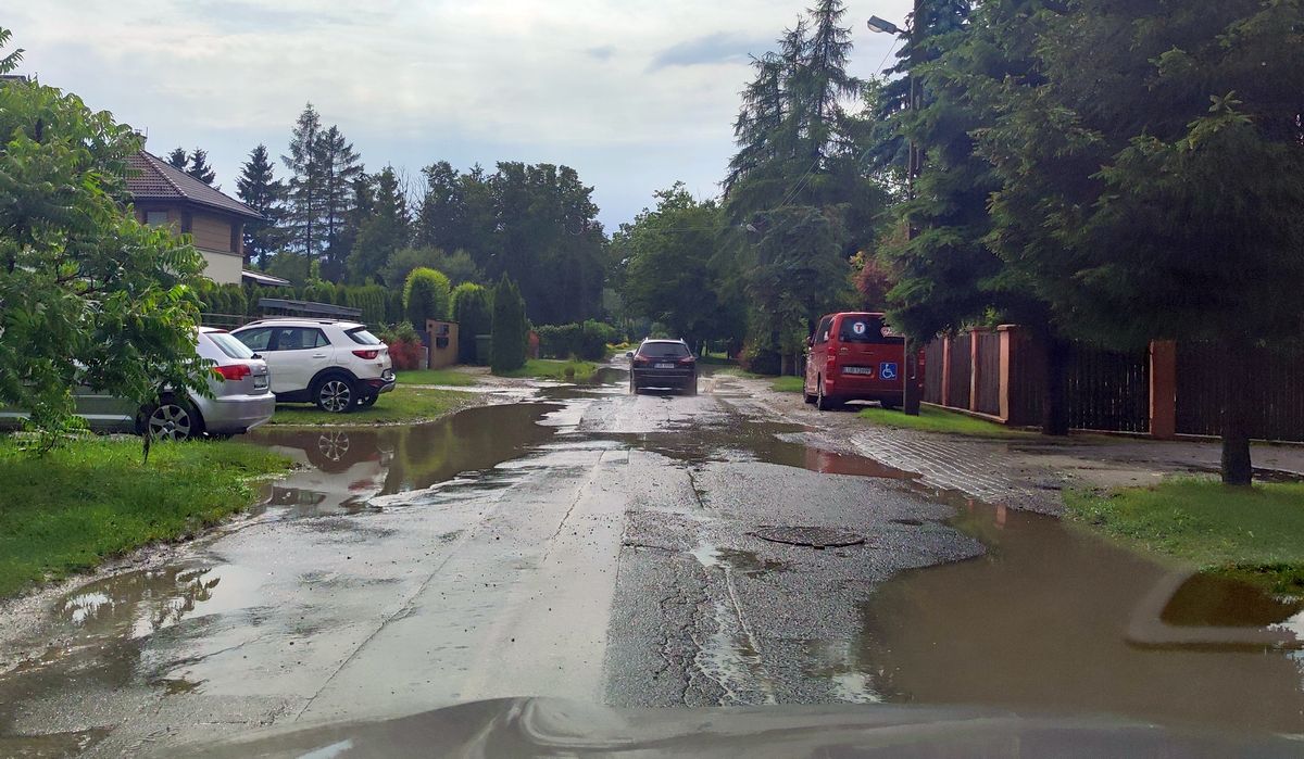 Tak wygląda ulica stanowiąca dojazd do rozwijającego się osiedla. Wraca szansa na jej remont (zdjęcia)