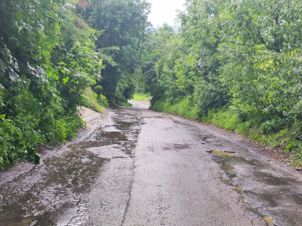 Tak wygląda ulica stanowiąca dojazd do rozwijającego się osiedla. Wraca szansa na jej remont (zdjęcia)