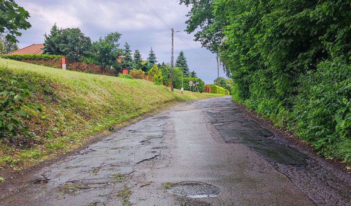 Miasto przebuduje ul. Raszyńską. Będzie ścieżka rowerowa i nowe chodniki (zdjęcia)