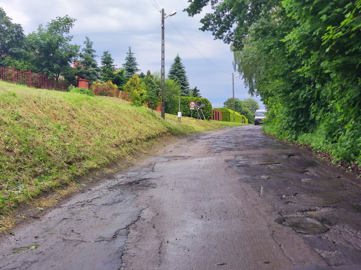 Miasto przebuduje ul. Raszyńską. Będzie ścieżka rowerowa i nowe chodniki (zdjęcia)