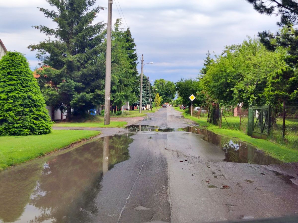 Miasto przebuduje ul. Raszyńską. Będzie ścieżka rowerowa i nowe chodniki (zdjęcia)