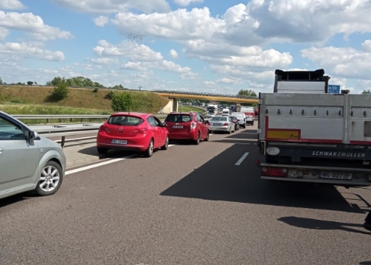 Wypadek z udziałem motocyklisty na trasie Warszawa – Lublin. Kierowcy utknęli w długim korku (zdjęcia)