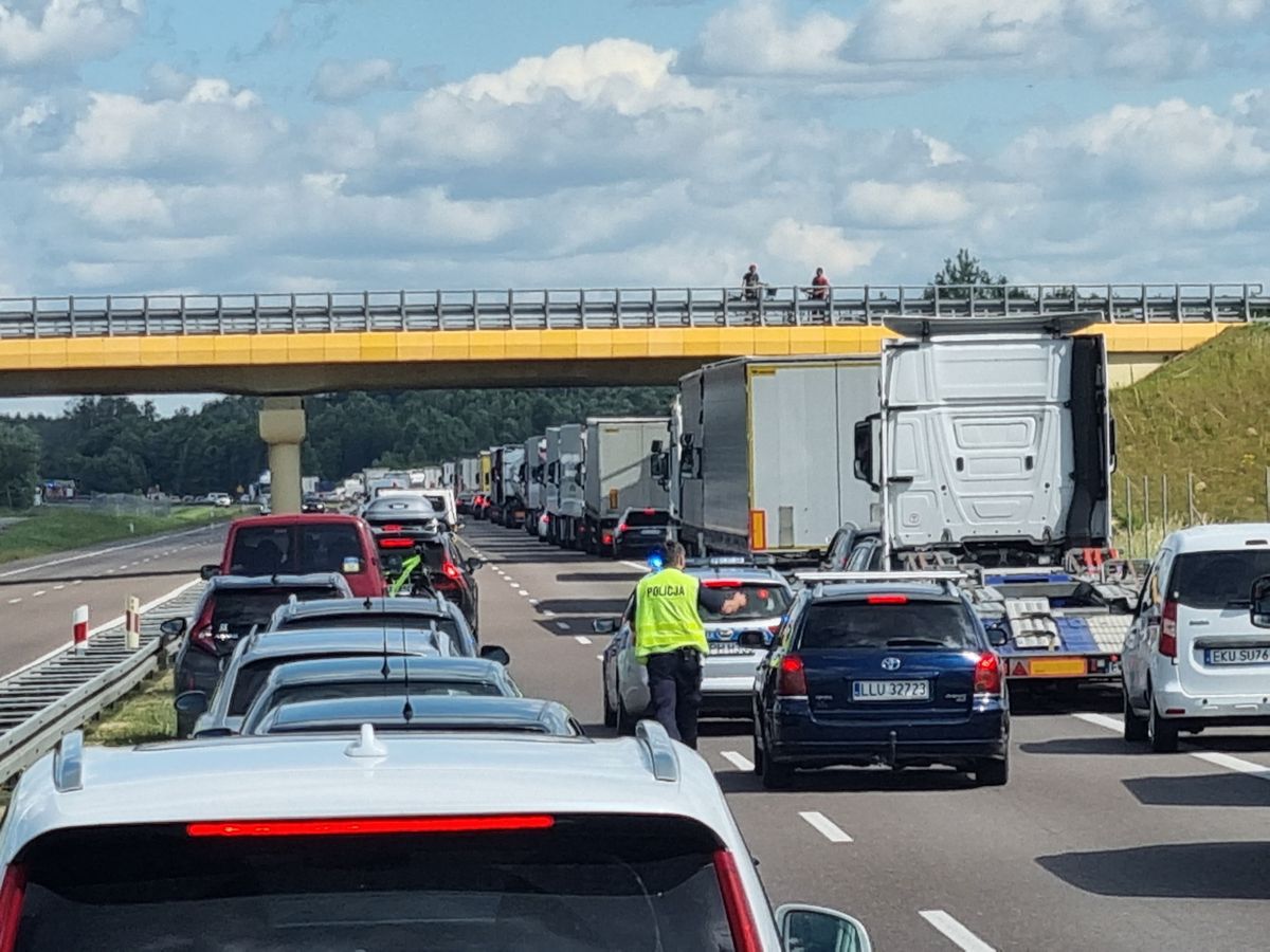 Wypadek z udziałem motocyklisty na trasie Warszawa – Lublin. Kierowcy utknęli w długim korku (zdjęcia)