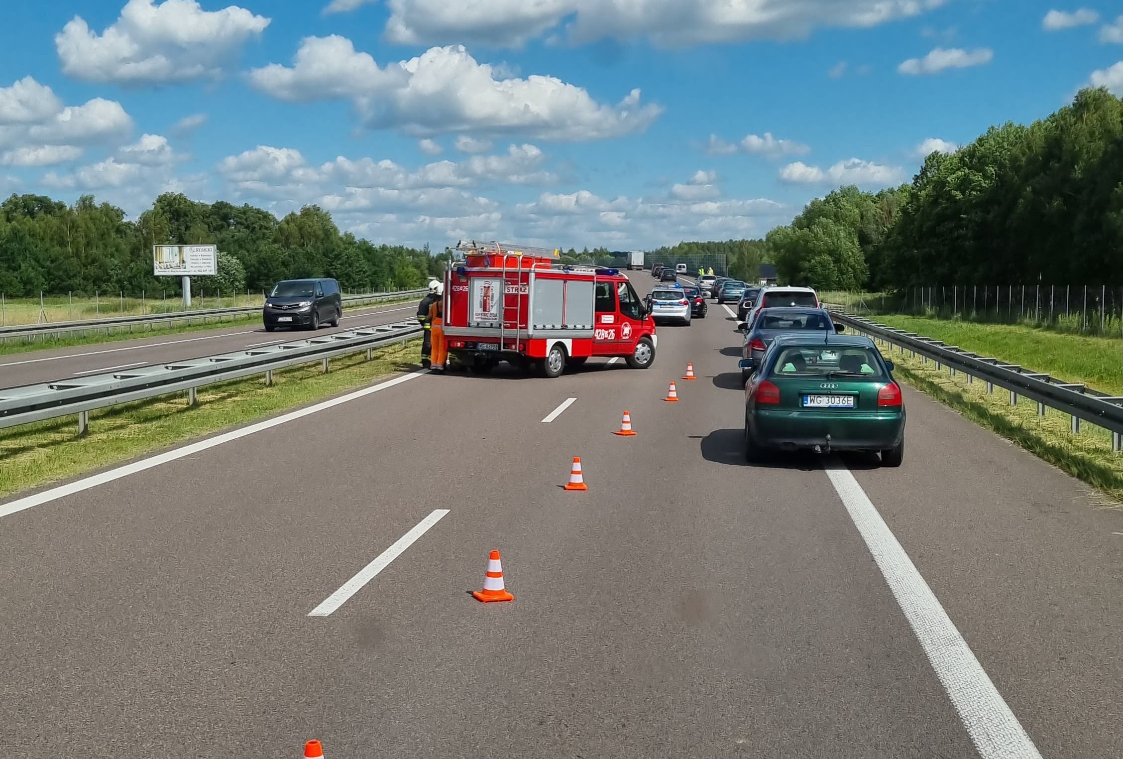 Wypadek z udziałem motocyklisty na trasie Warszawa – Lublin. Kierowcy utknęli w długim korku (zdjęcia)