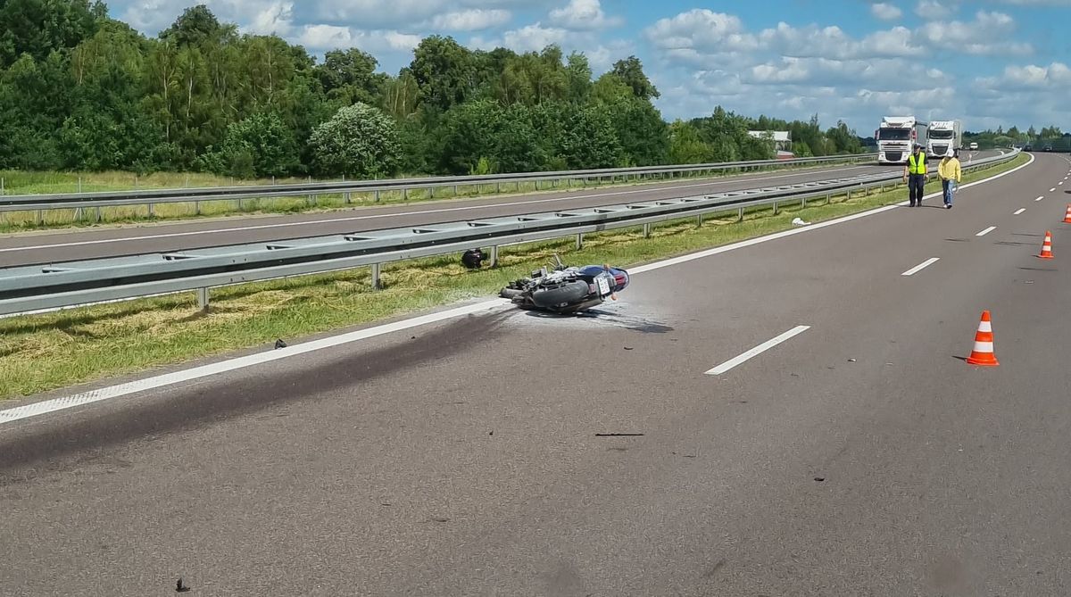 Wjechał motocyklem w tył volkswagena, jednoślad stanął w płomieniach. Życia mężczyzny nie udało się uratować (zdjęcia)