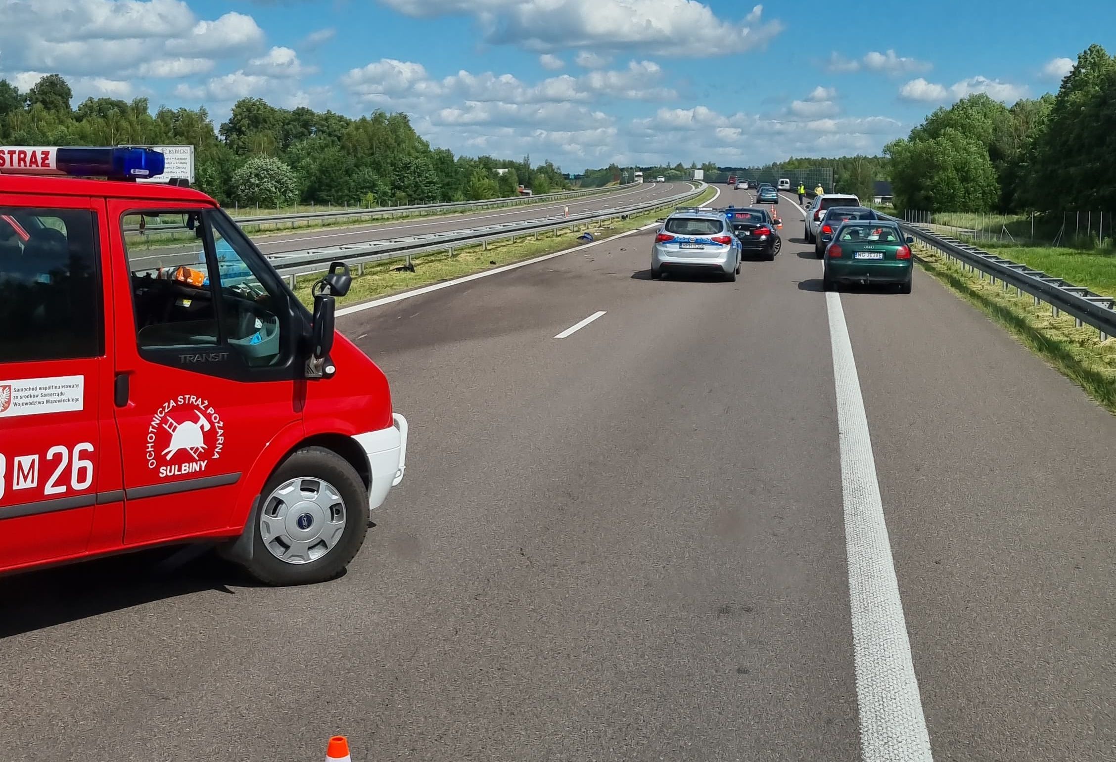 Wypadek z udziałem motocyklisty na trasie Warszawa – Lublin. Kierowcy utknęli w długim korku (zdjęcia)