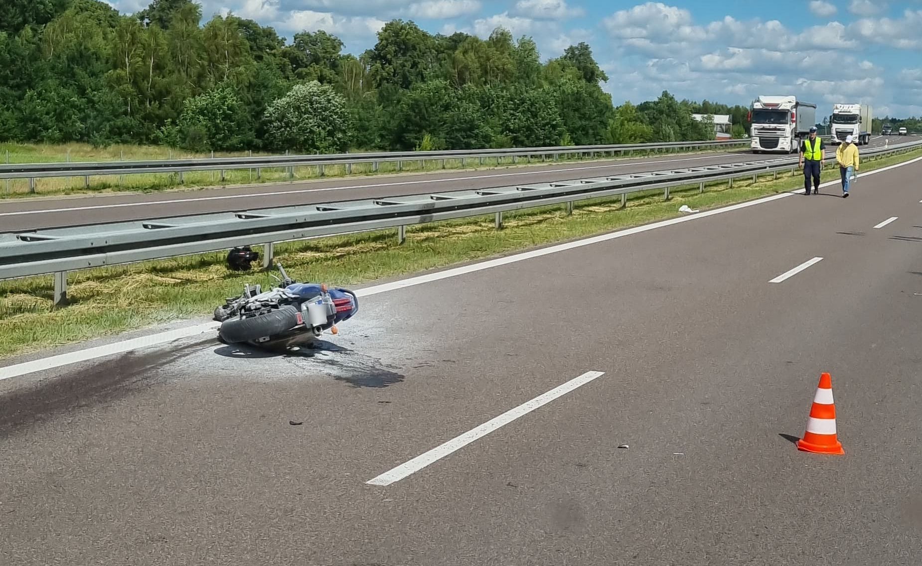 Wypadek z udziałem motocyklisty na trasie Warszawa – Lublin. Kierowcy utknęli w długim korku (zdjęcia)