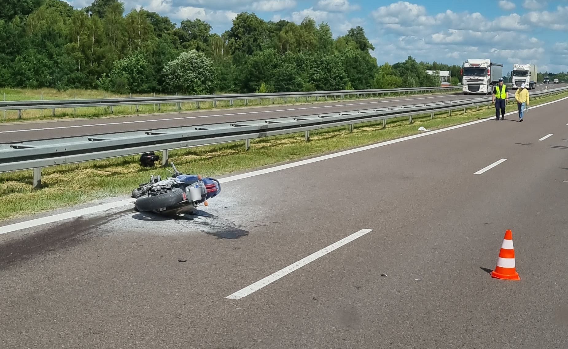 Wjechał motocyklem w tył volkswagena, jednoślad stanął w płomieniach. Życia mężczyzny nie udało się uratować (zdjęcia)