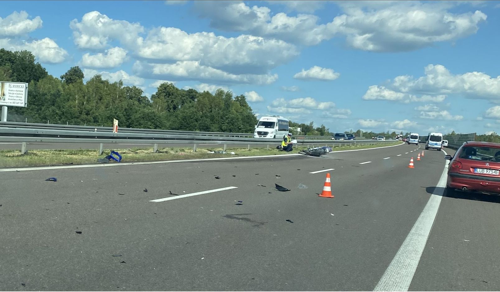 Wjechał motocyklem w tył volkswagena, jednoślad stanął w płomieniach. Życia mężczyzny nie udało się uratować (zdjęcia)