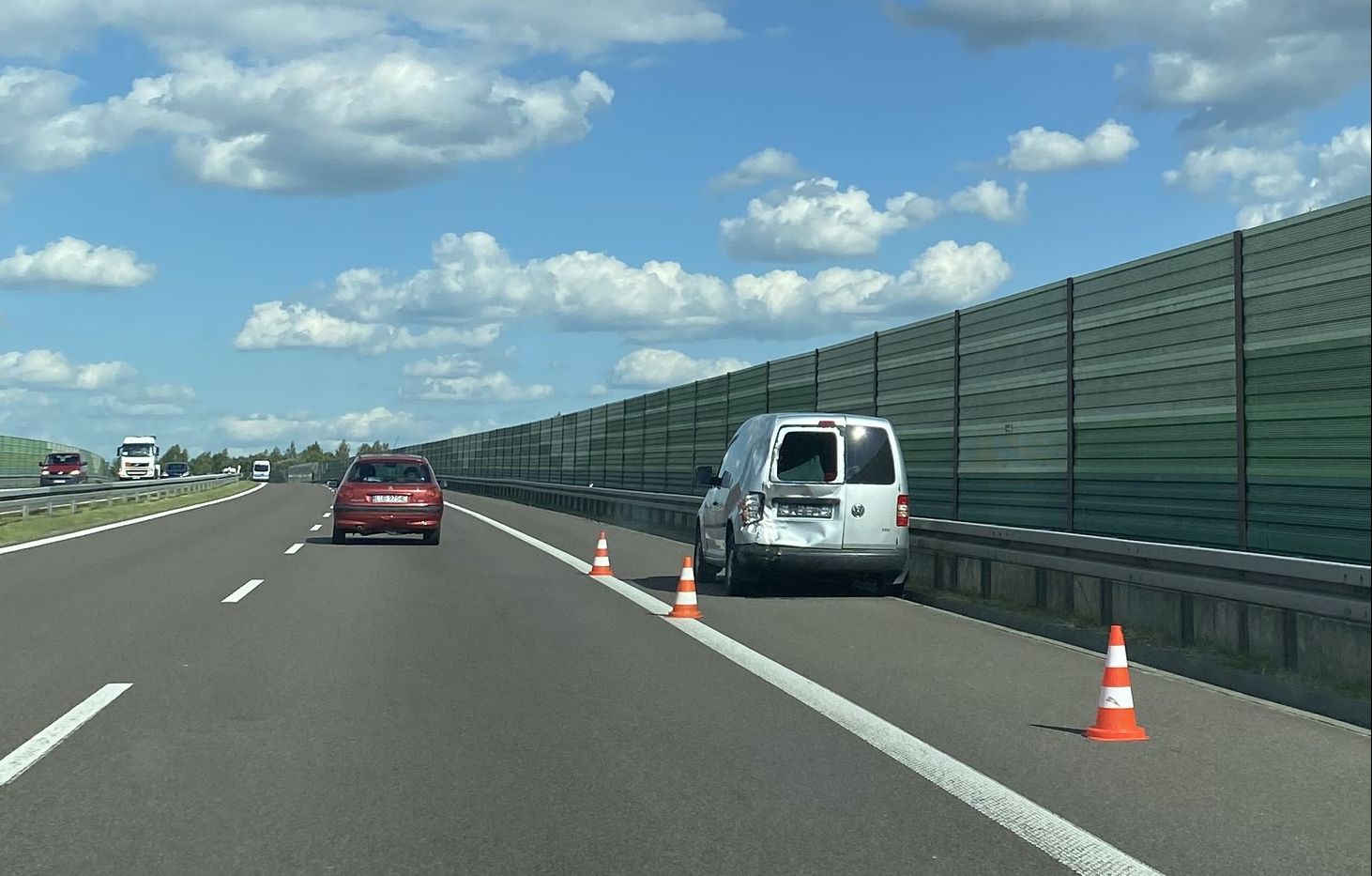 Wjechał motocyklem w tył volkswagena, jednoślad stanął w płomieniach. Życia mężczyzny nie udało się uratować (zdjęcia)