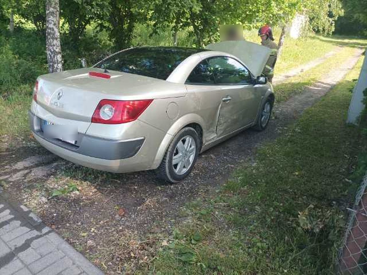 Renault stał na środku ruchliwej jezdni, z kierowcą nie można było nawiązać kontaktu (zdjęcia)