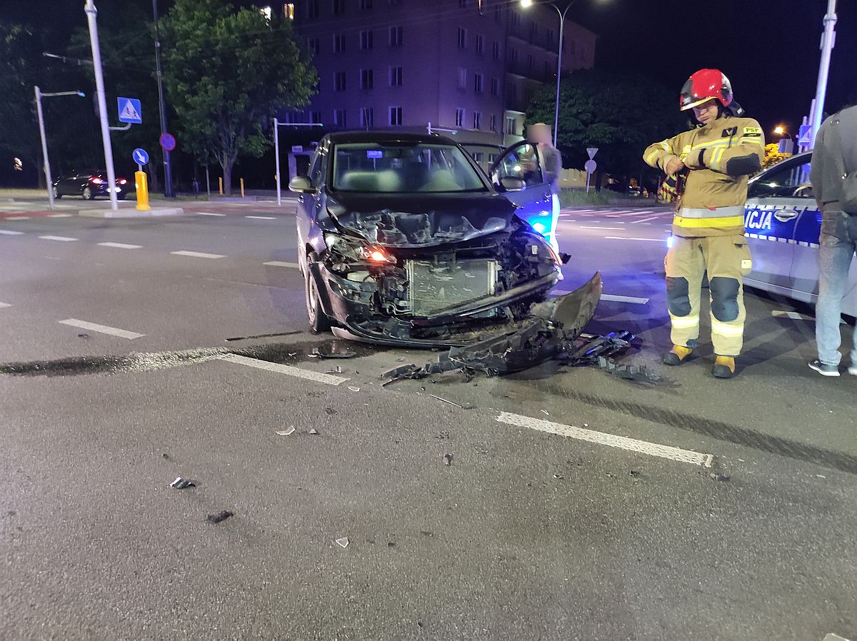 Światła nie działały, nie patrzyła na znaki. Na skrzyżowaniu zderzyły się dwa volkswageny (zdjęcia)