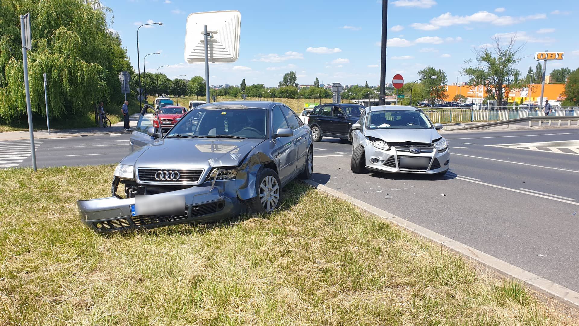 Wjechał na skrzyżowanie wprost przed forda. Kolejne zderzenie pojazdów na rondzie przy Makro (zdjęcia)