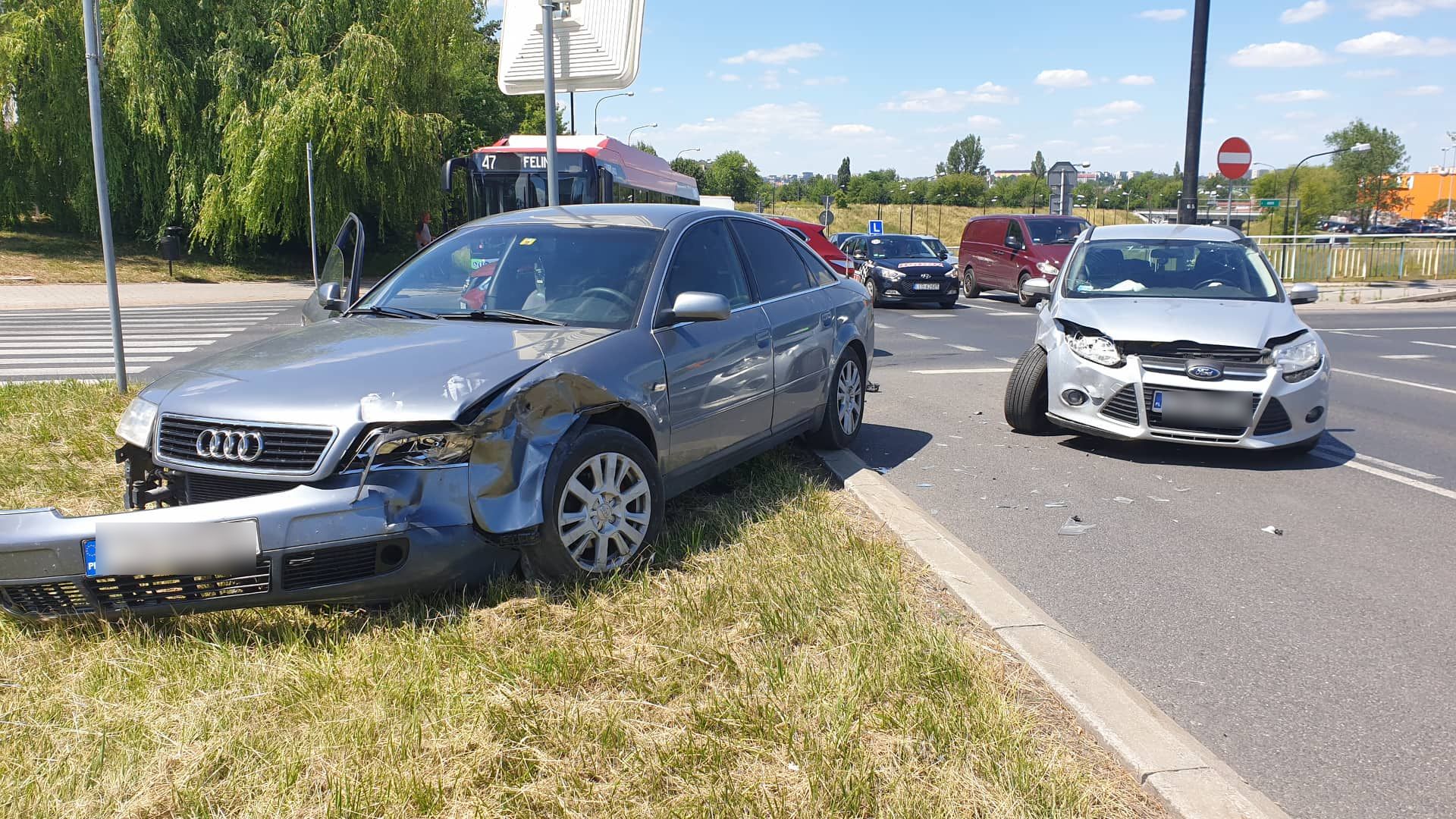 Wjechał na skrzyżowanie wprost przed forda. Kolejne zderzenie pojazdów na rondzie przy Makro (zdjęcia)