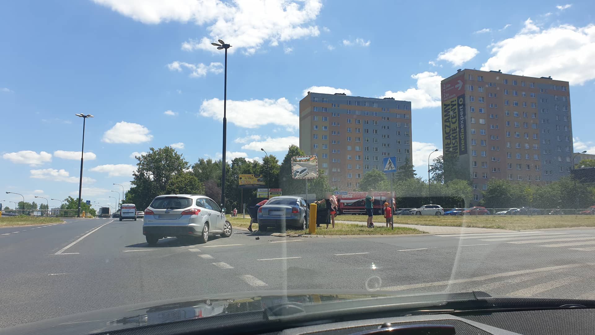 Wjechał na skrzyżowanie wprost przed forda. Kolejne zderzenie pojazdów na rondzie przy Makro (zdjęcia)