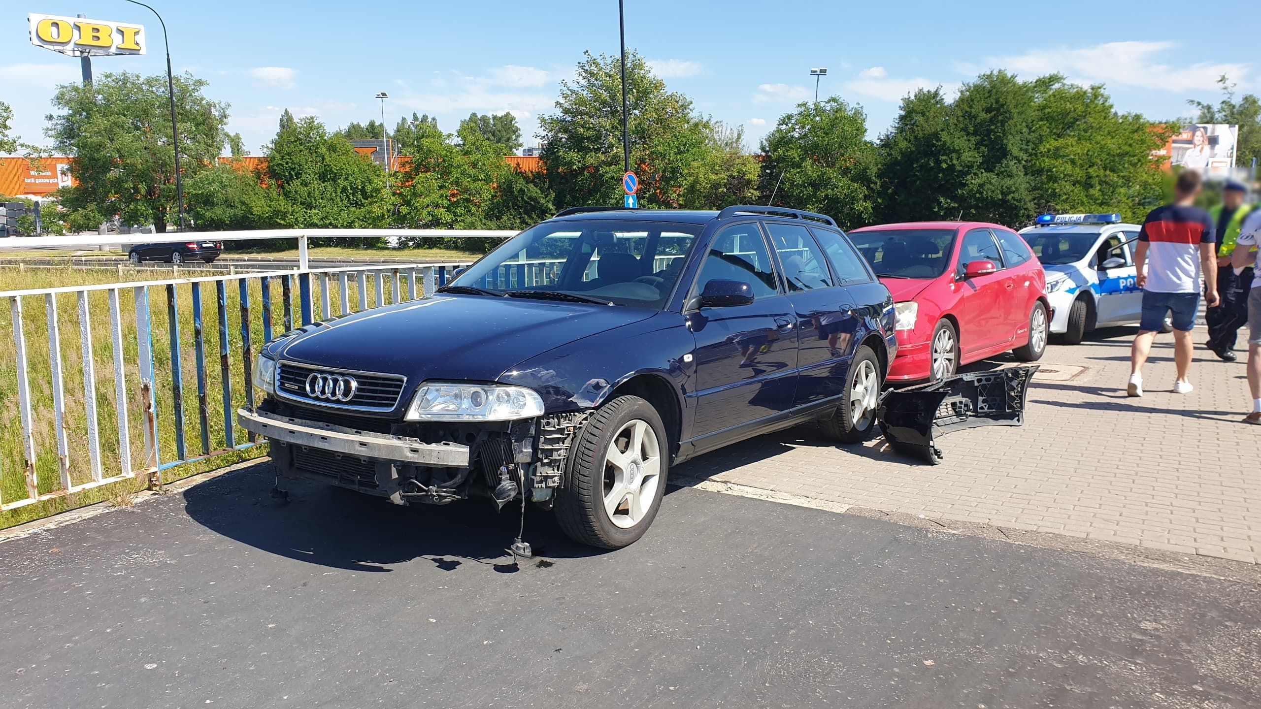 Kolejne zderzenie pojazdów na rondzie przy Makro. Kolejny kierowca nie ustąpił pierwszeństwa (zdjęcia)