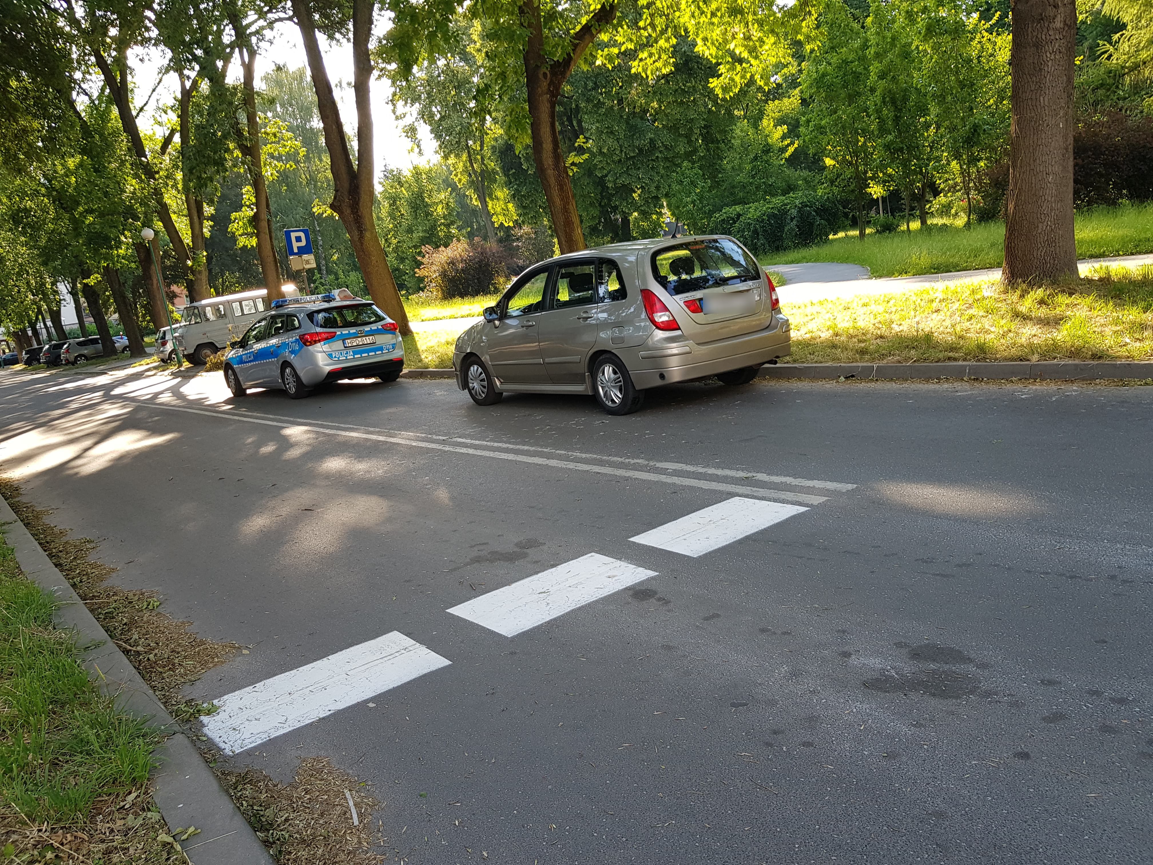 We dwóch jechali jedną hulajnogą, zderzyli się z samochodem. Uciekli pieszo (zdjęcia)