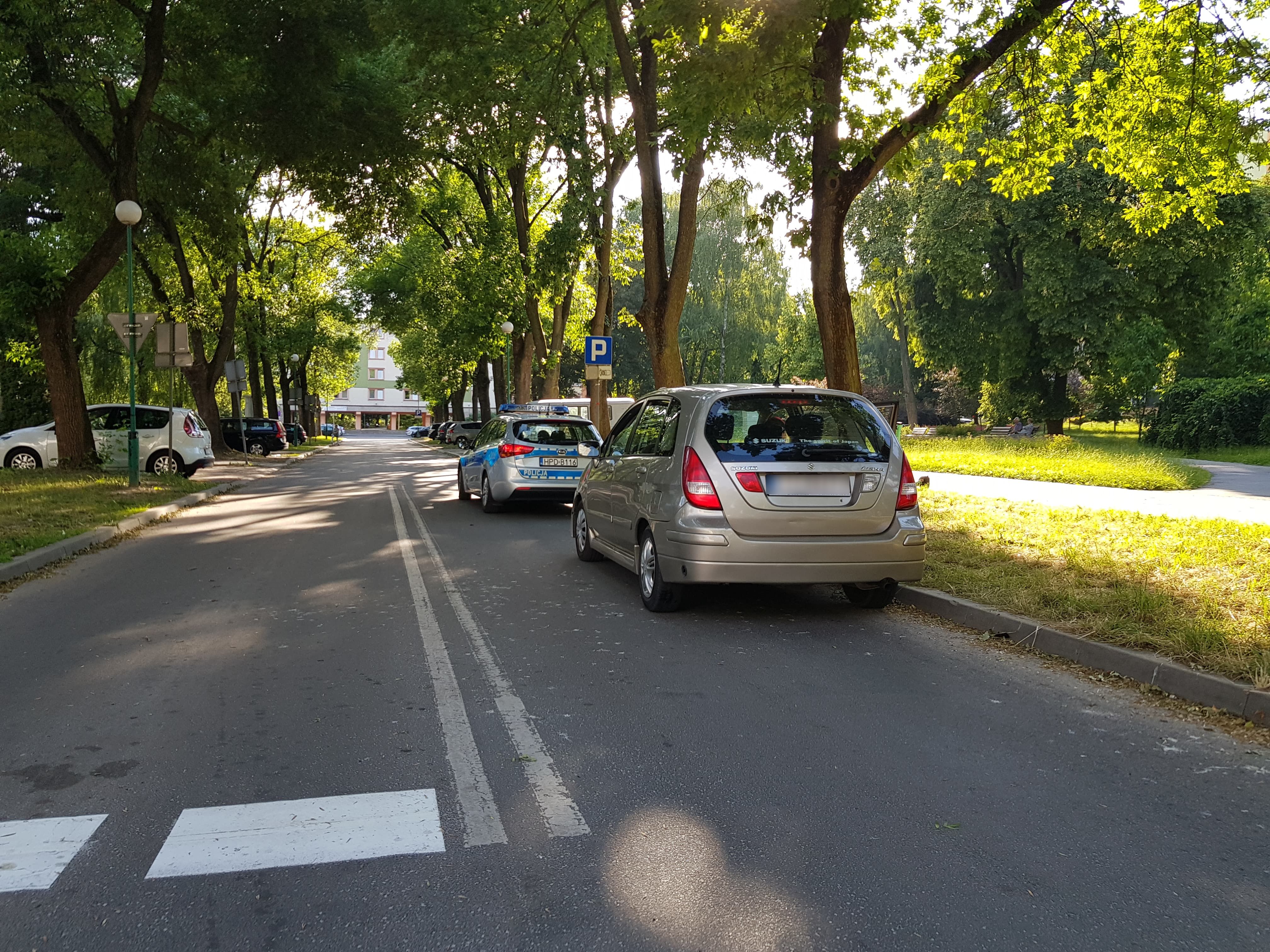 We dwóch jechali jedną hulajnogą, zderzyli się z samochodem. Uciekli pieszo (zdjęcia)