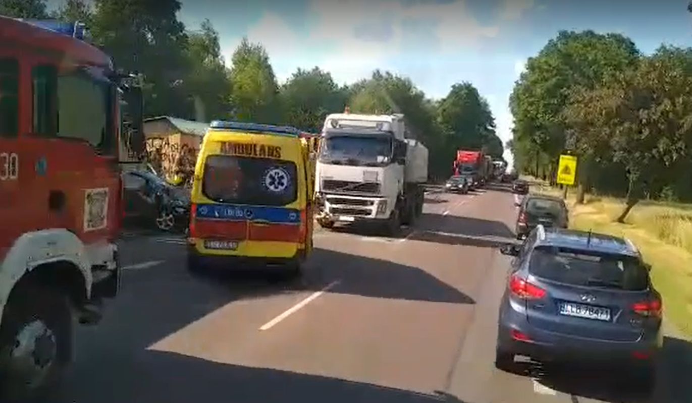 Wypadek na trasie Lublin – Lubartów. Samochód osobowy zderzył się z ciężarówką (foto)