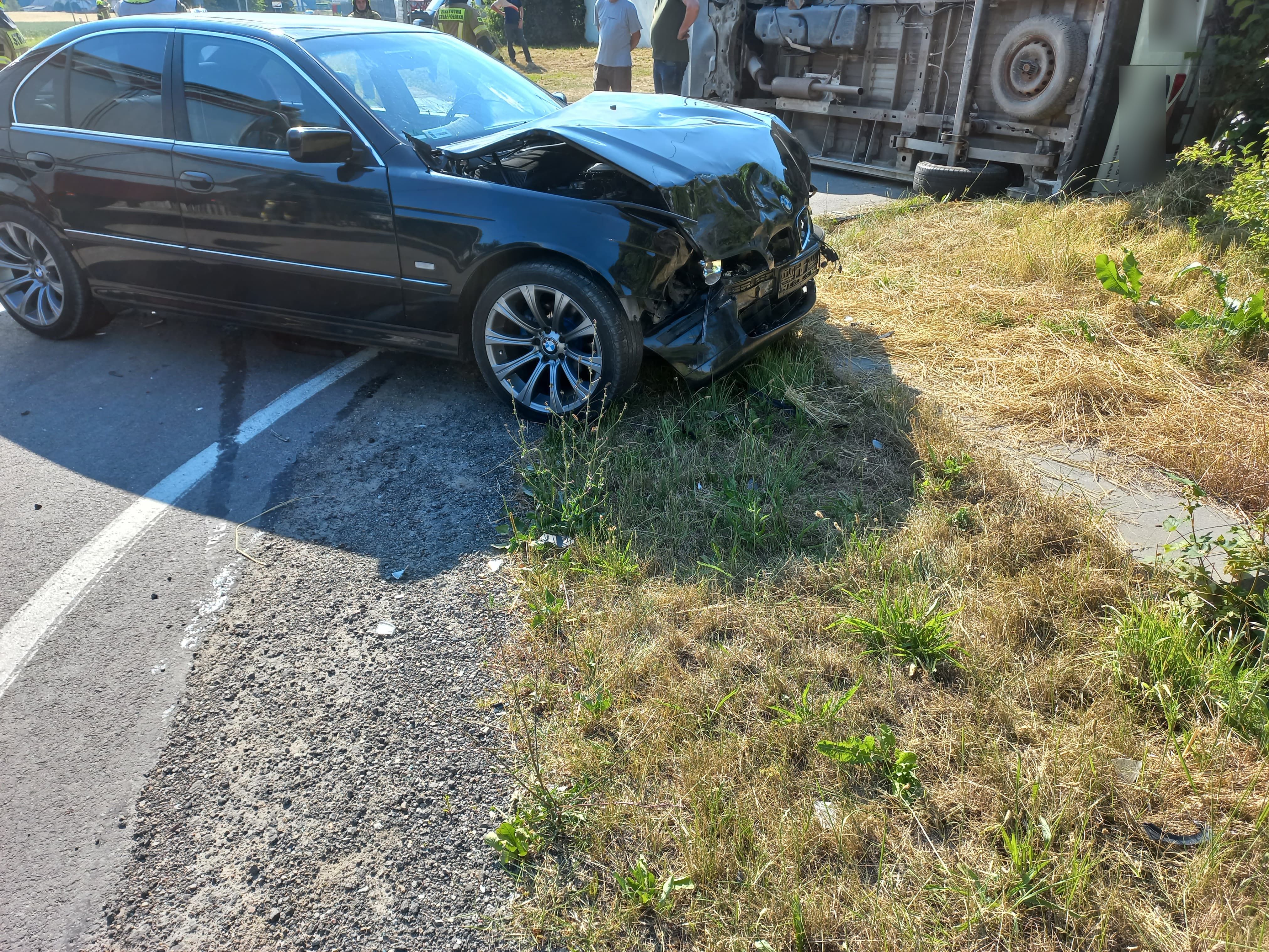 Zderzenie dwóch pojazdów na skrzyżowaniu. BMW przewróciło renaulta na bok (zdjęcia)