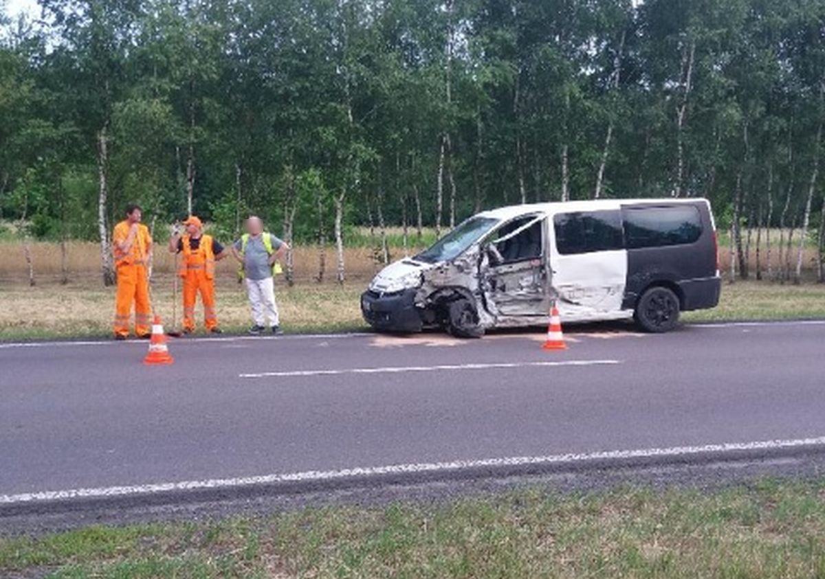 Zjechał na przeciwległy pas jezdni, zderzył się z ciężarówką (zdjęcia)