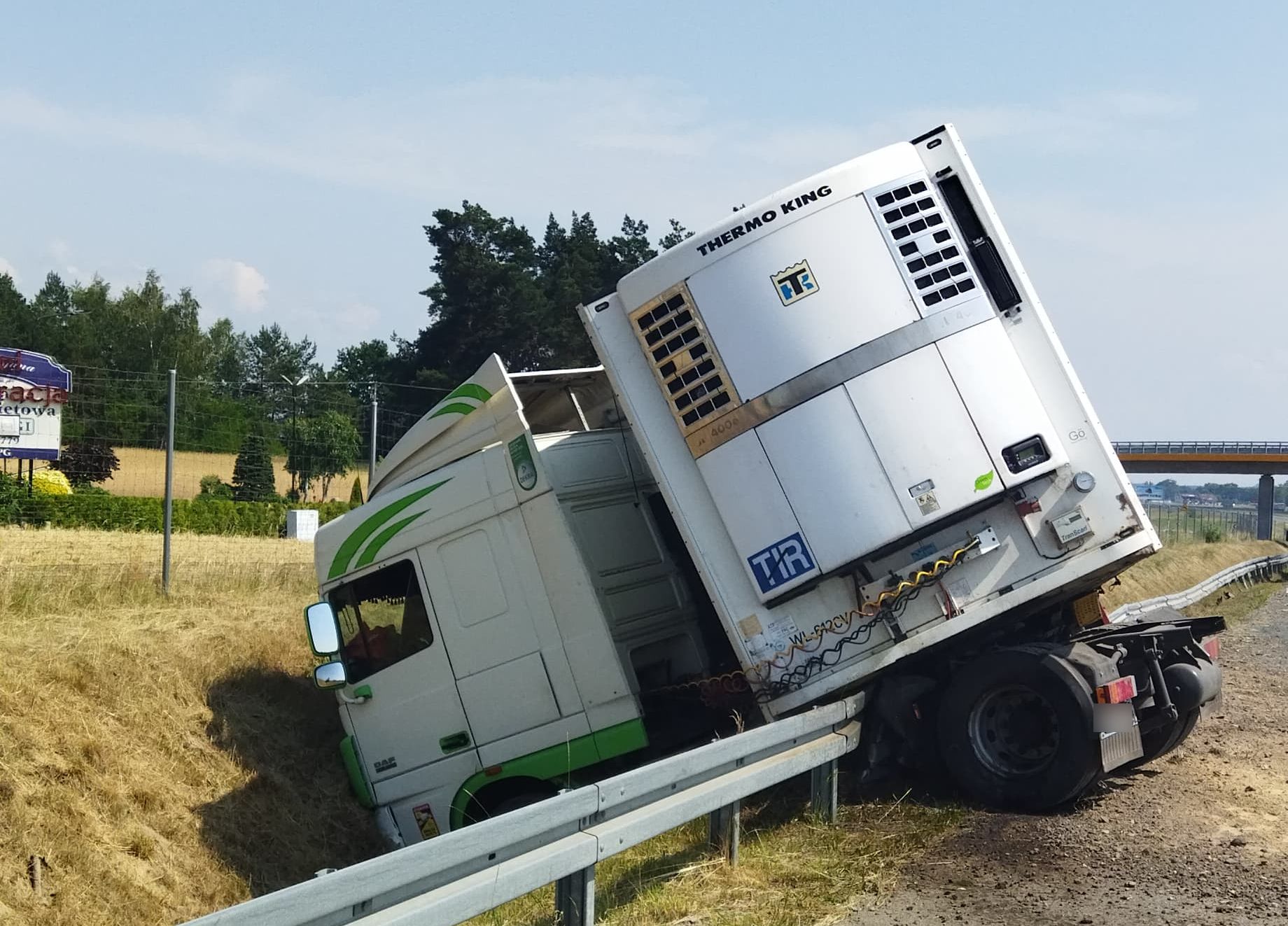 Ciężarówka uderzyła w bariery i wpadła do rowu. Są utrudnienia na trasie Lublin – Warszawa (zdjęcia)
