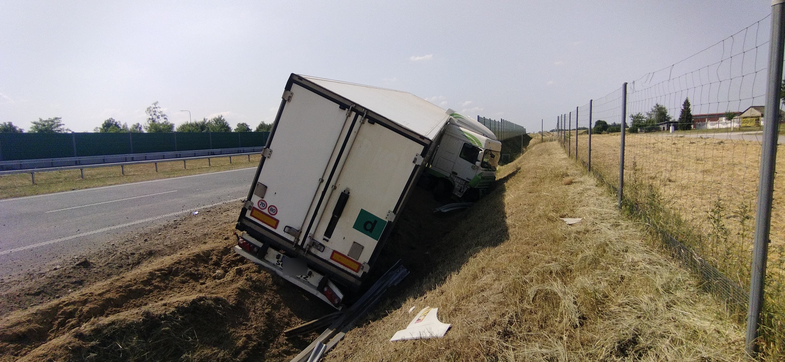 Ciężarówka uderzyła w bariery i wpadła do rowu. Są utrudnienia na trasie Lublin – Warszawa (zdjęcia)