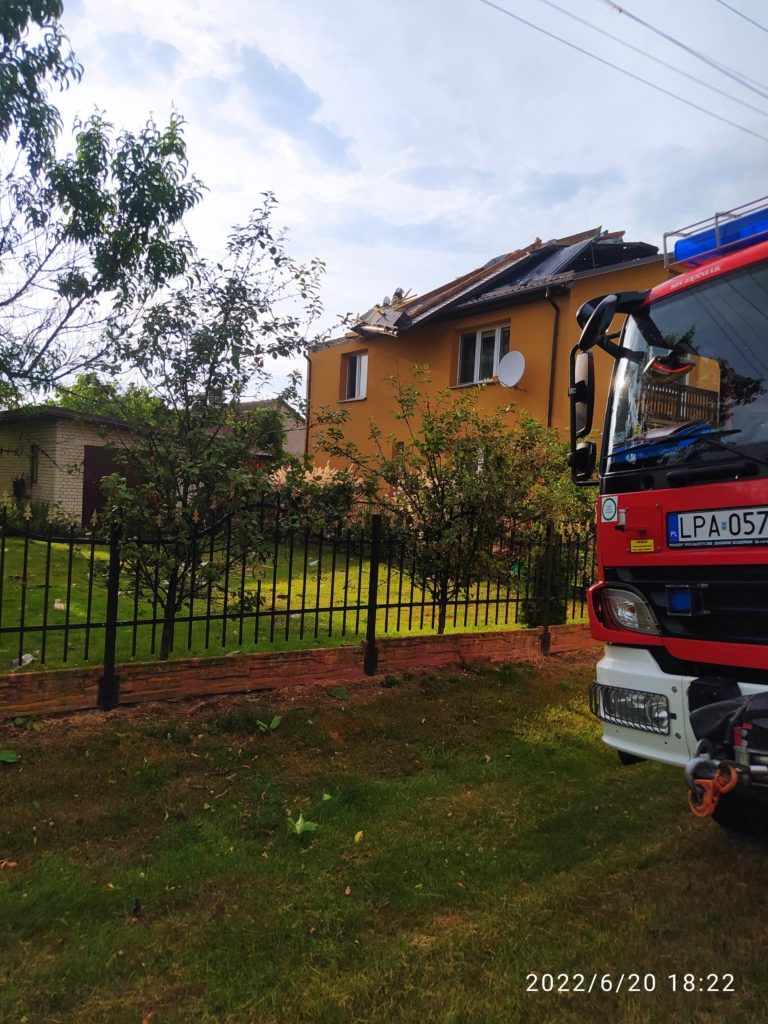 Zerwane dachy i połamane drzewa po nawałnicach nad powiatem parczewskim (zdjęcia)