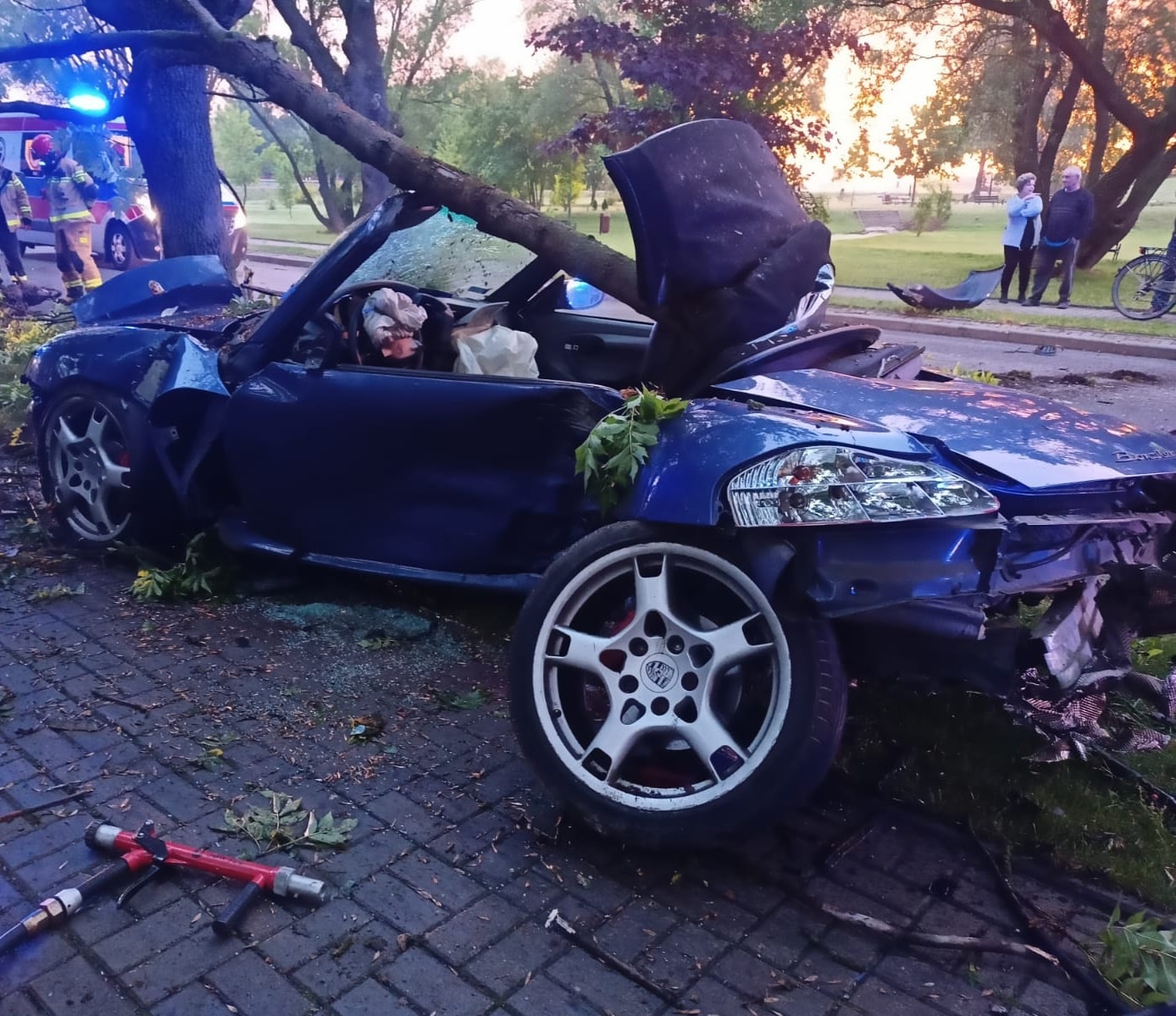 Porsche uderzyło w drzewo. Jedna osoba nie żyje, jedna trafiła do szpitala (zdjęcia)