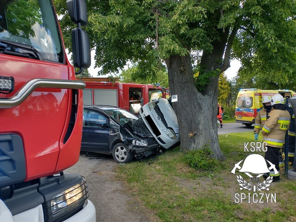 Groźny wypadek na skrzyżowaniu. W akcji ratunkowej śmigłowiec (zdjęcia)