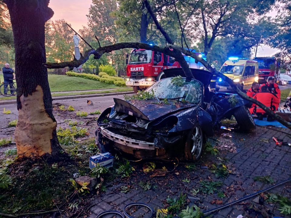 Kierujący porsche posiadał dożywotni zakaz kierowania. Mężczyzna zginął na miejscu (zdjęcia)