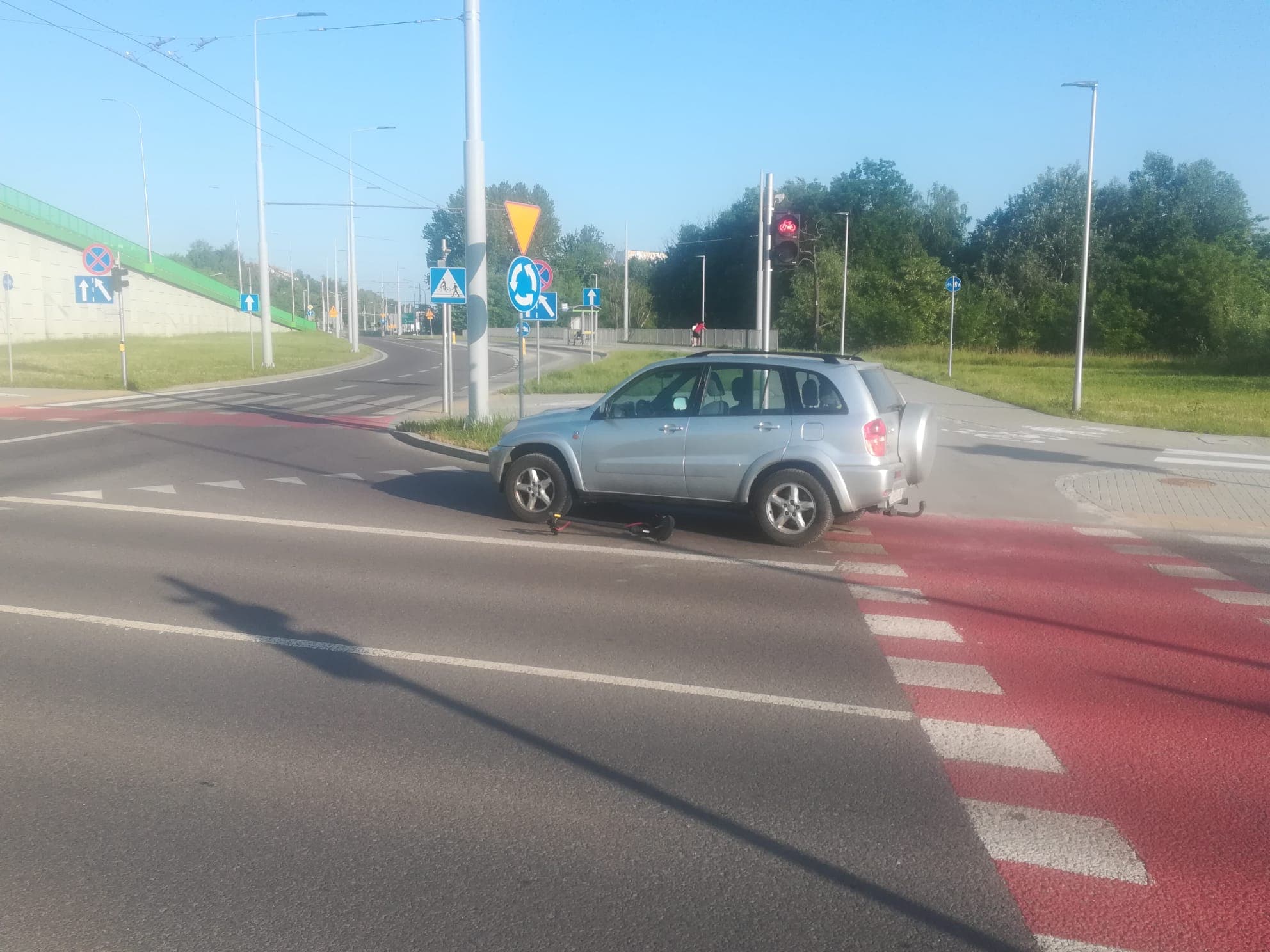 Zderzenie pojazdu osobowego z kobietą podróżującą hulajnogą (zdjęcia)