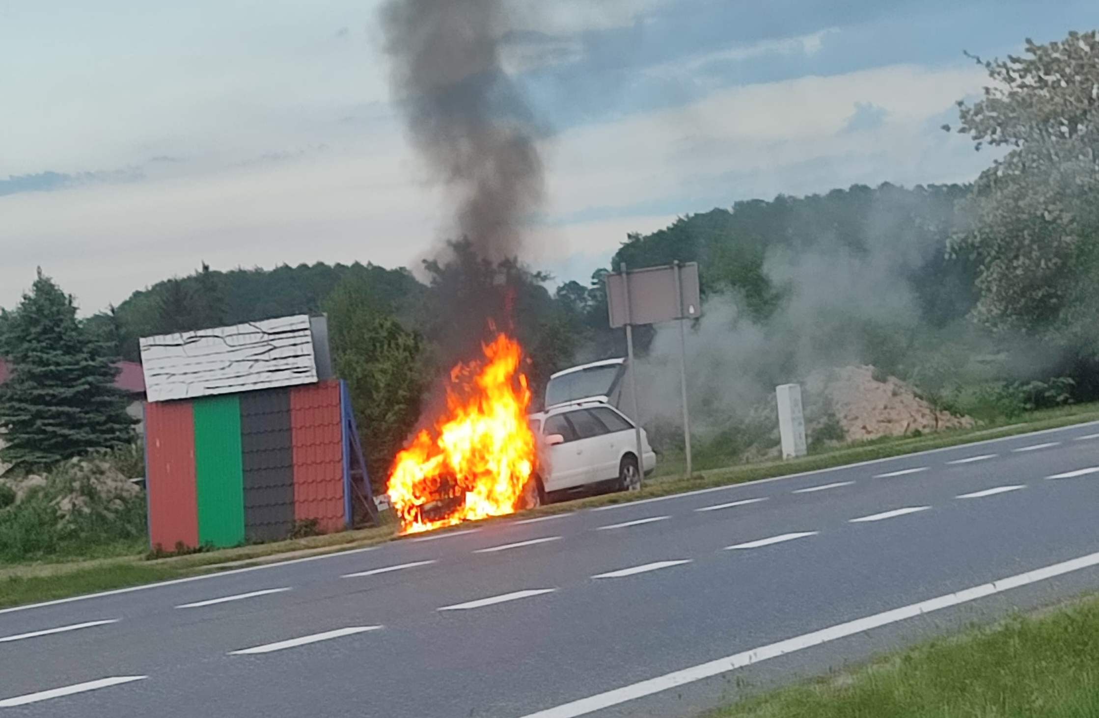 W trakcie jazdy zapalił się samochód, kierowca zjechał z drogi i zaalarmował straż pożarną (wideo, zdjęcia)