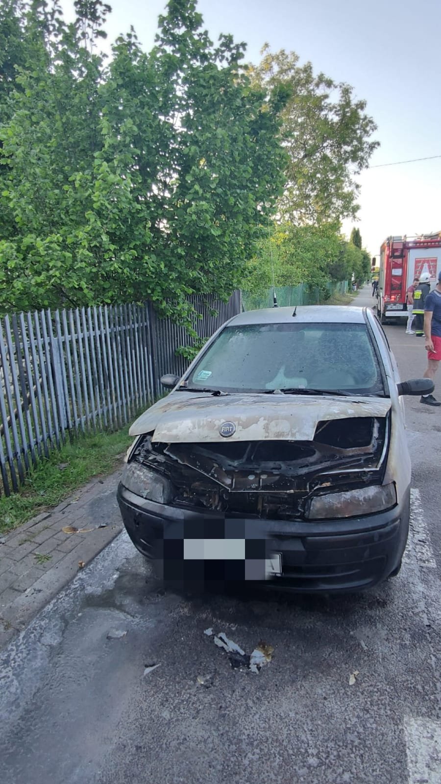 W fiacie doszło do zwarcia instalacji elektrycznej, pojazd częściowo spłonął (zdjęcia)