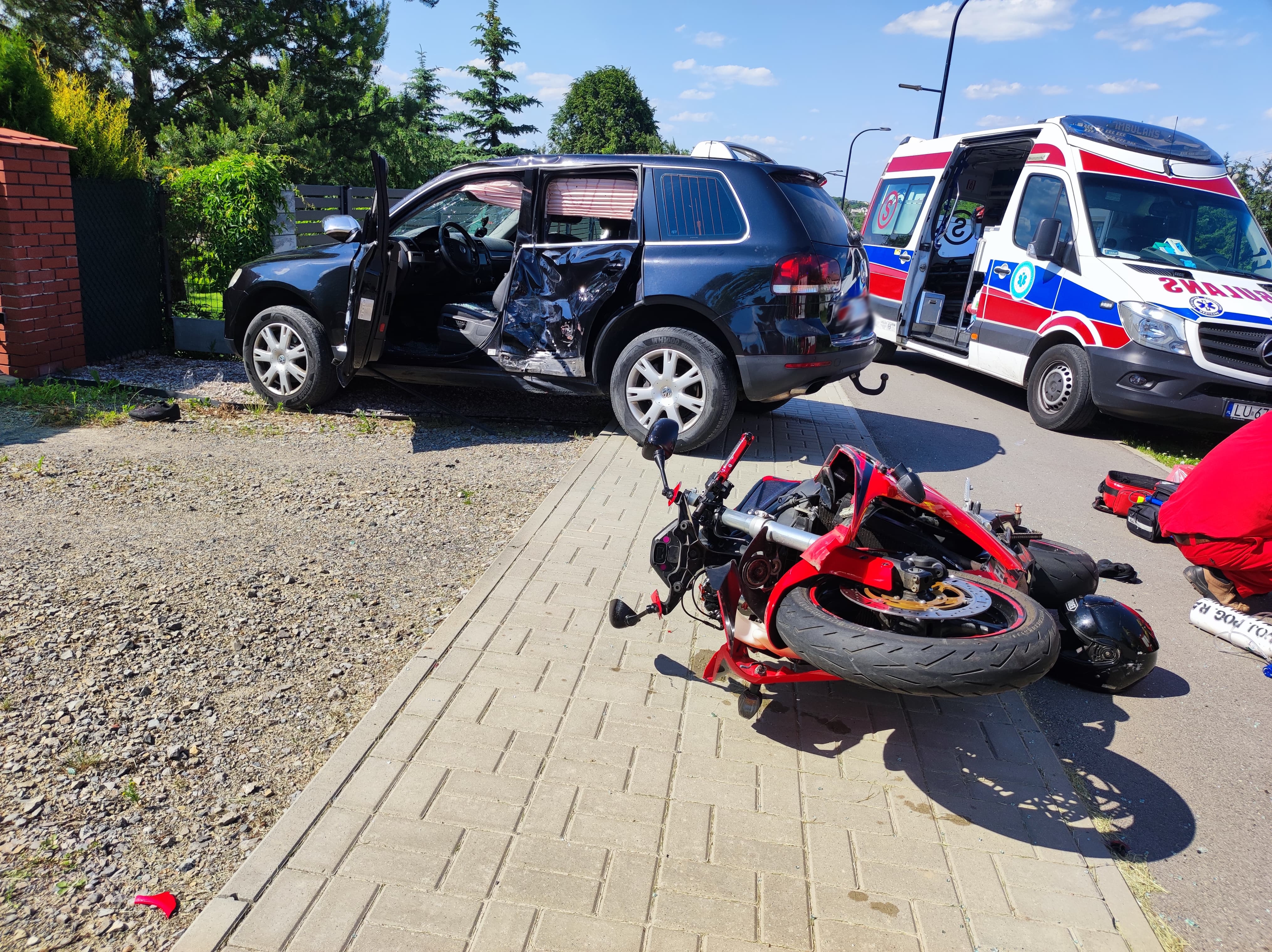 Kilkadziesiąt minut walczyli o życie motocyklisty, który zderzył się z volkswagenem. Mężczyzny nie udało się uratować (zdjęcia)