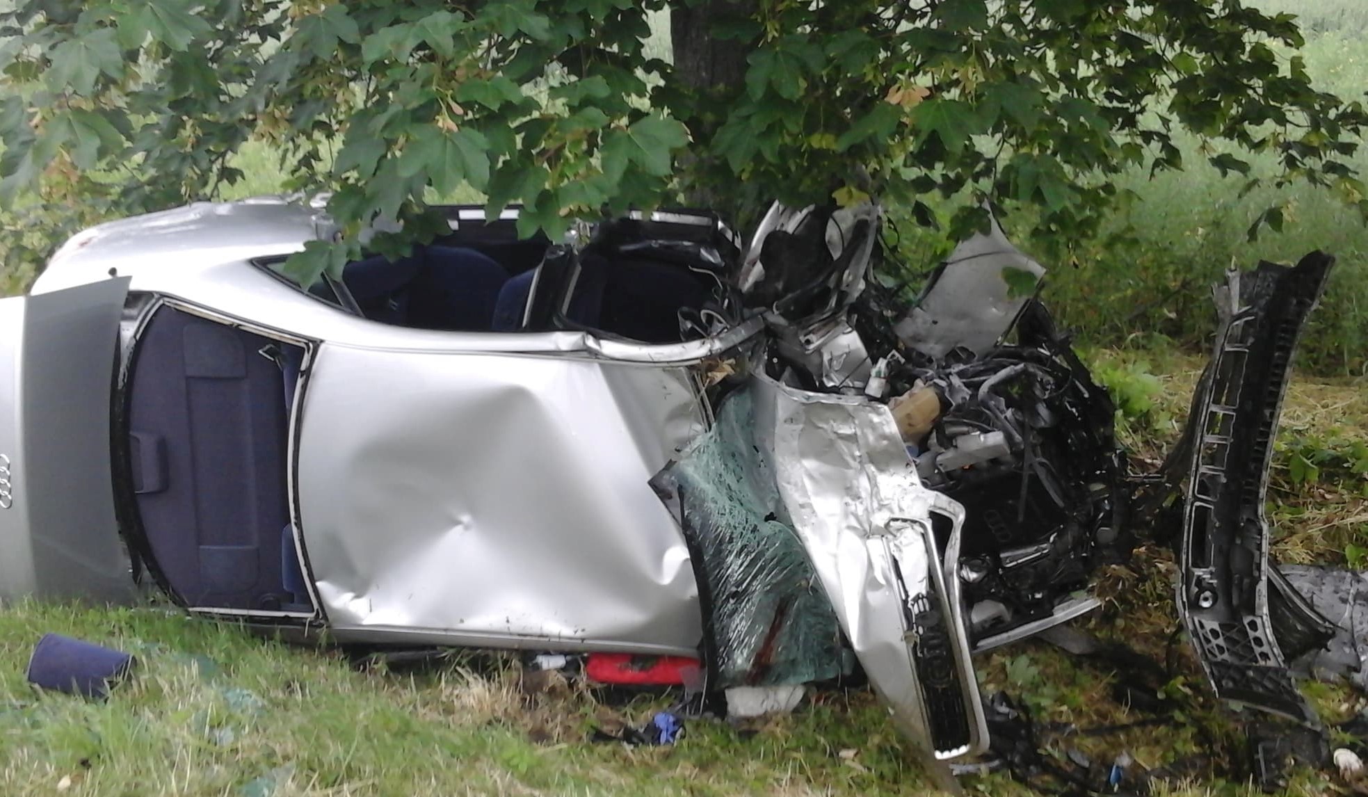 Audi wypadło z drogi i uderzyło w drzewo. Kierująca trafiła do szpitala (zdjęcia)