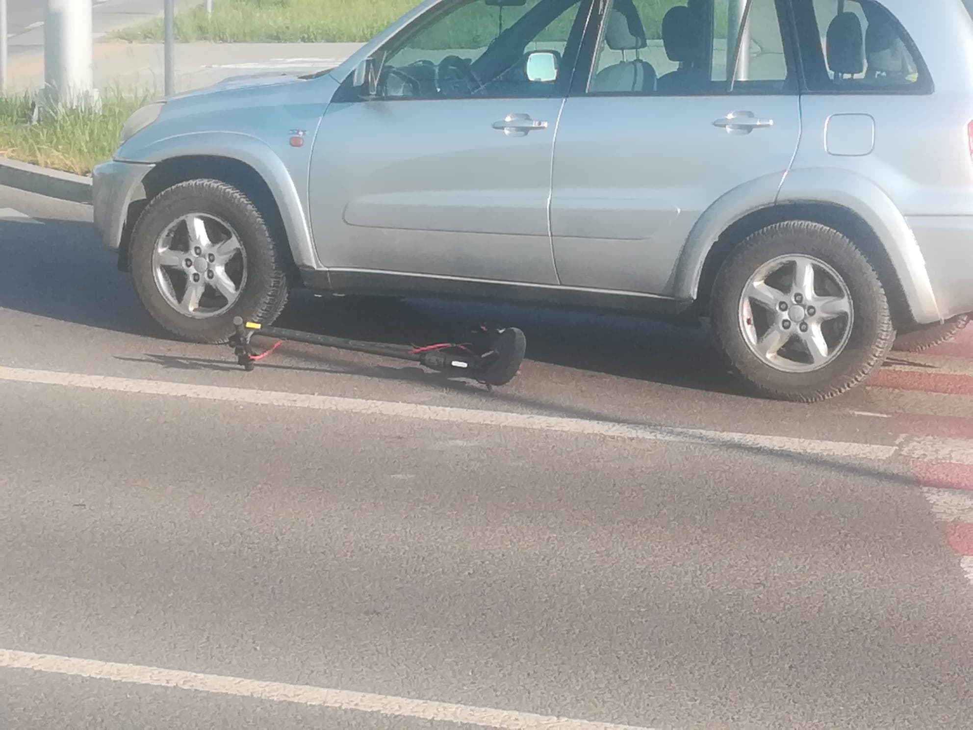 Zderzenie pojazdu osobowego z kobietą podróżującą hulajnogą (zdjęcia)