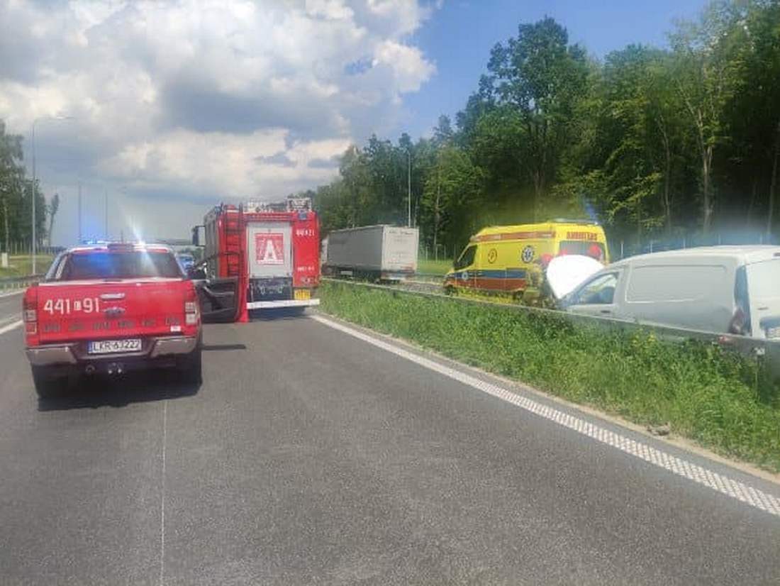 „Zepchnął” pojazd dostawczy i odjechał. Utrudnienia w ruchu na drodze S19 (zdjęcia)