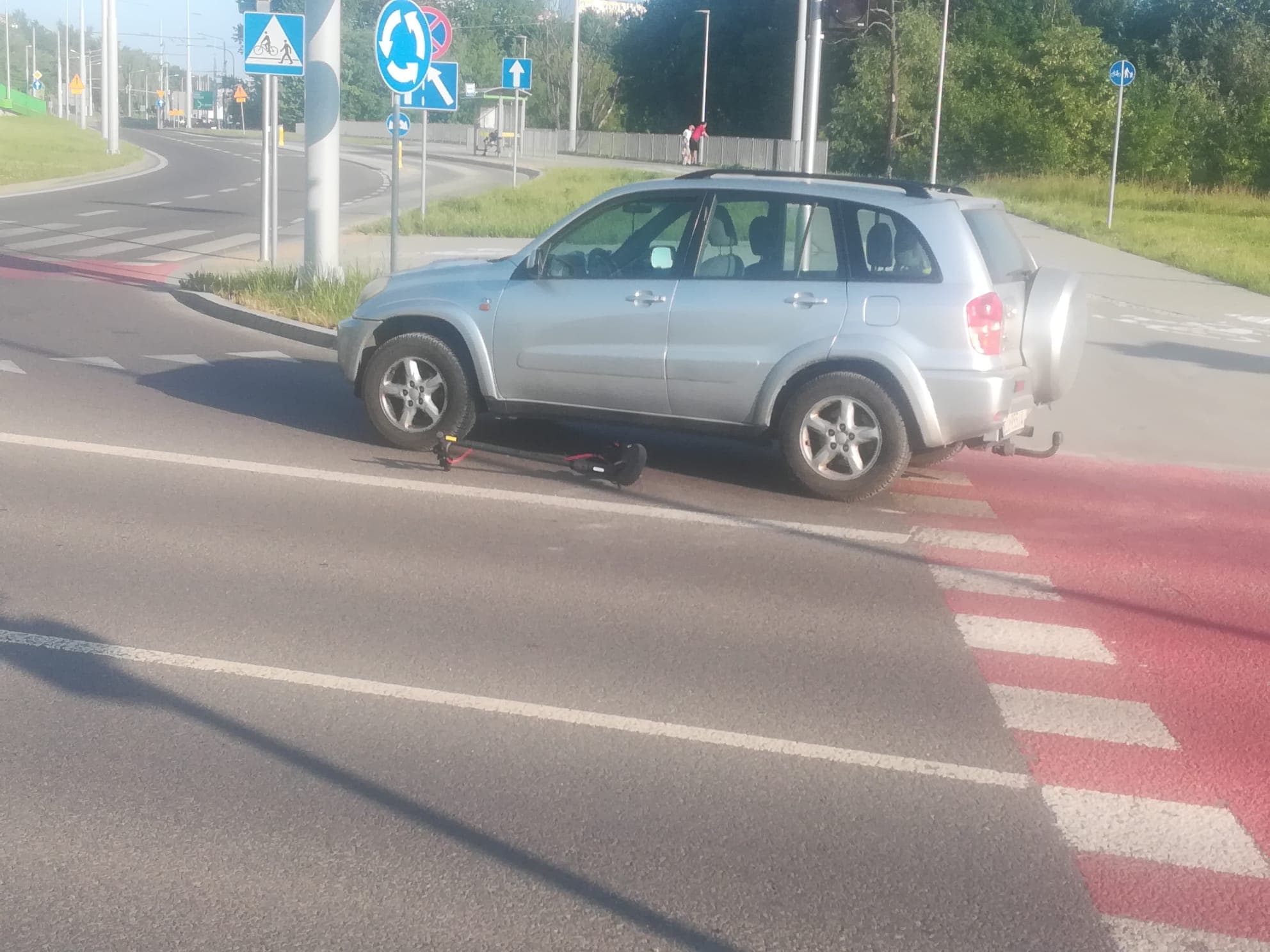 Zderzenie pojazdu osobowego z kobietą podróżującą hulajnogą (zdjęcia)