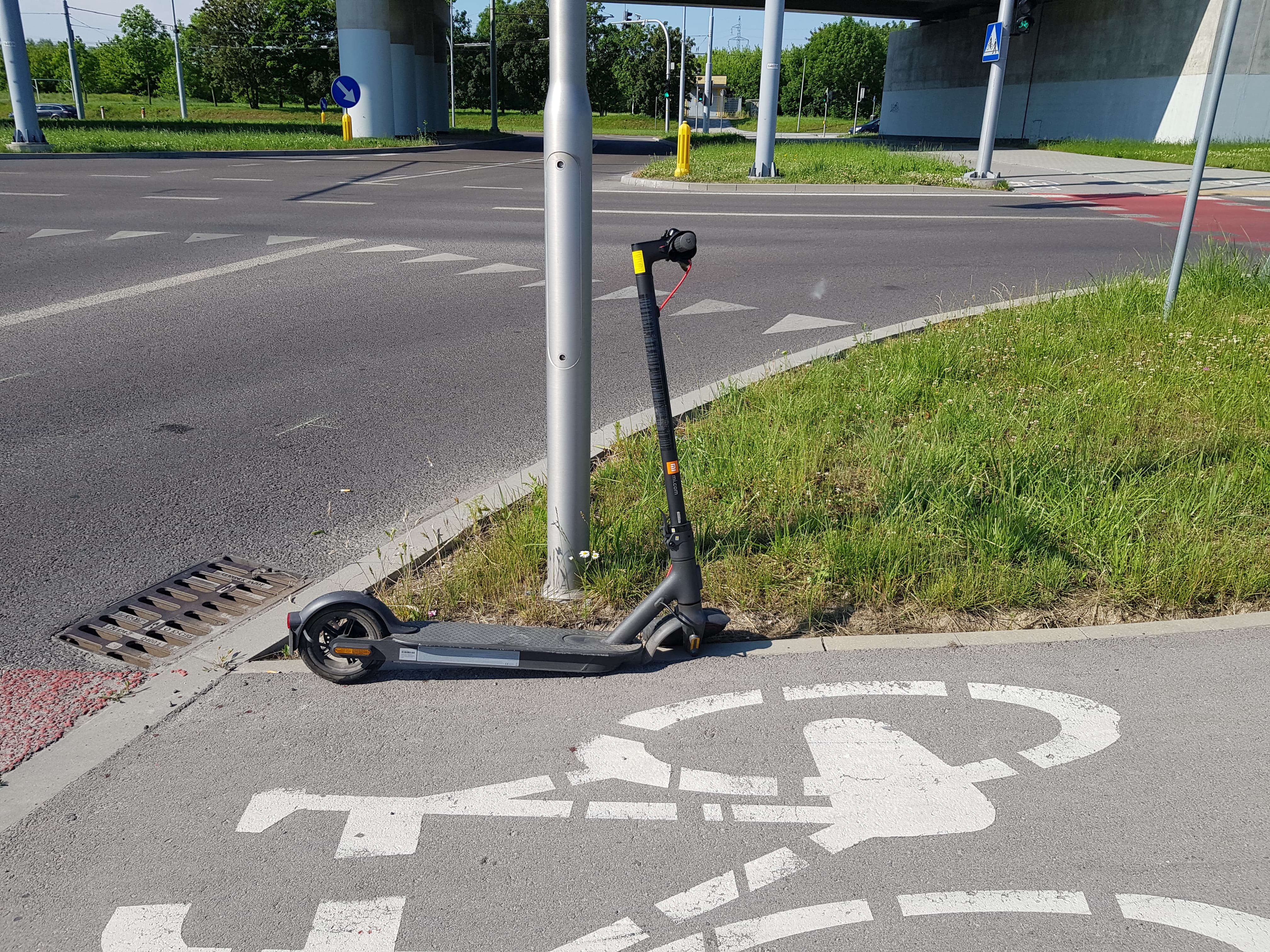 Zderzenie pojazdu osobowego z kobietą podróżującą hulajnogą (zdjęcia)