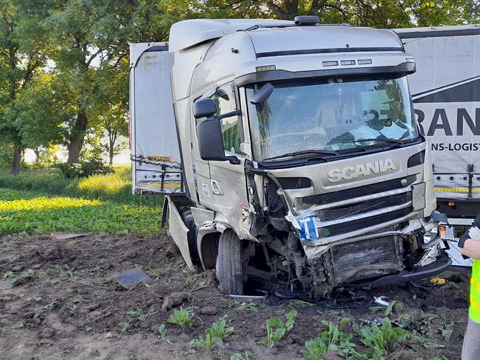 Nie zatrzymał się ciężarówką przez znakiem STOP. Jedna osoba nie żyje (zdjęcia)