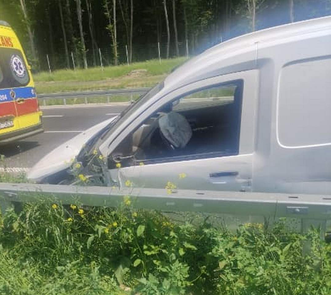 „Zepchnął” pojazd dostawczy i odjechał. Utrudnienia w ruchu na drodze S19 (zdjęcia)