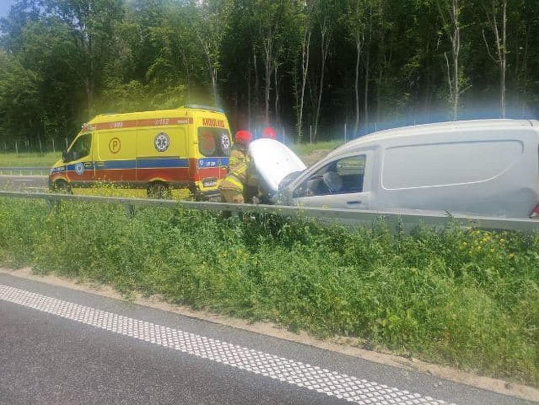 „Zepchnął” pojazd dostawczy i odjechał. Utrudnienia w ruchu na drodze S19 (zdjęcia)