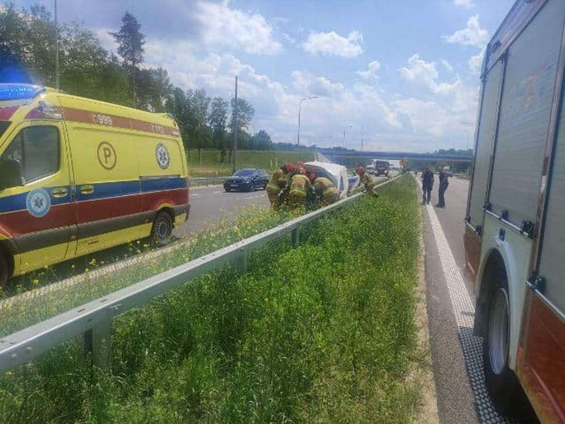 „Zepchnął” pojazd dostawczy i odjechał. Utrudnienia w ruchu na drodze S19 (zdjęcia)