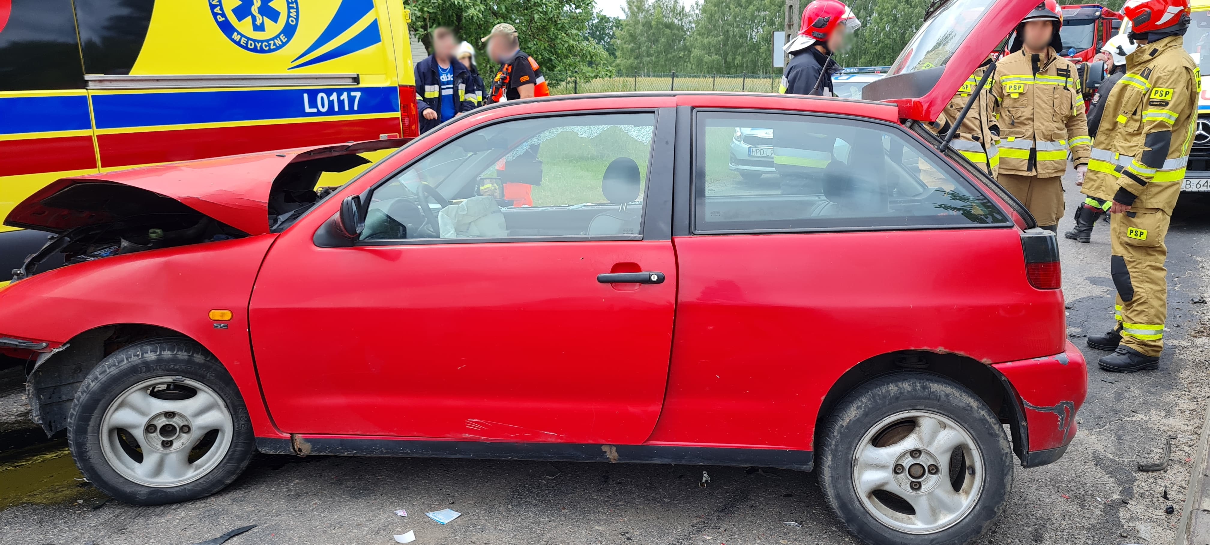 Zderzenie BMW z seatem, jedna osoba poszkodowana. W akcji ratunkowej śmigłowiec LPR (zdjęcia)