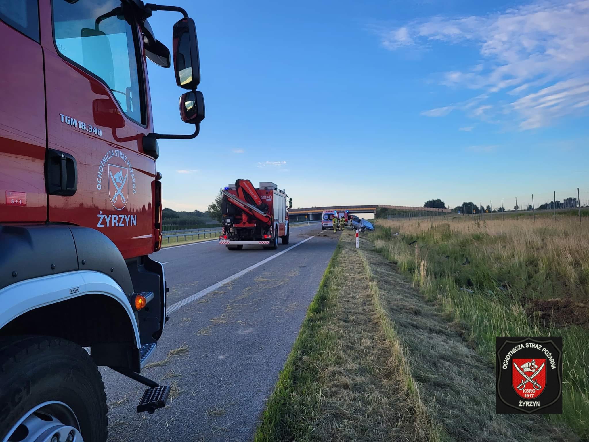 Na drodze S17 pojazd osobowy wypadł z drogi. Utrudnienia w ruchu na pasie w kierunku Lublina (zdjęcia)