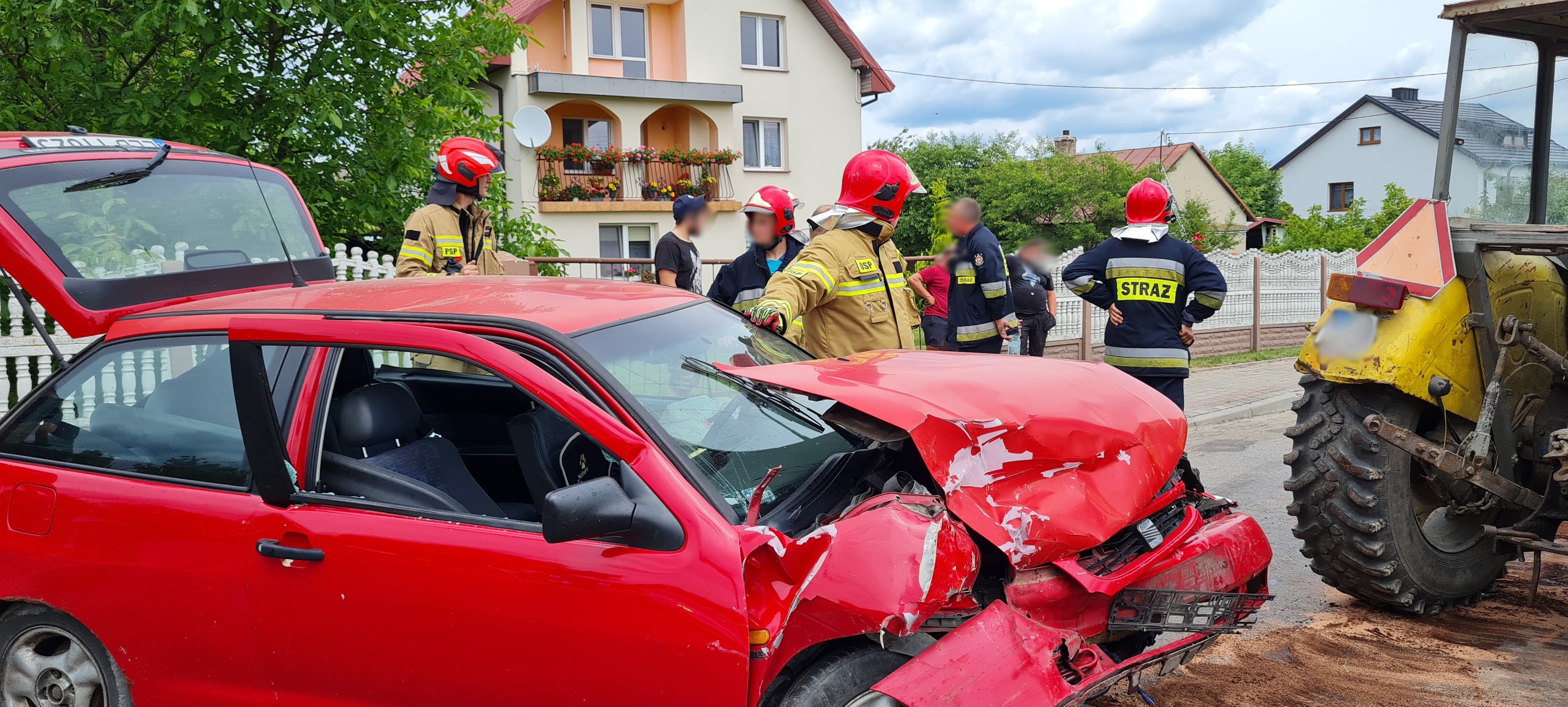 Zderzenie BMW z seatem, jedna osoba poszkodowana. W akcji ratunkowej śmigłowiec LPR (zdjęcia)