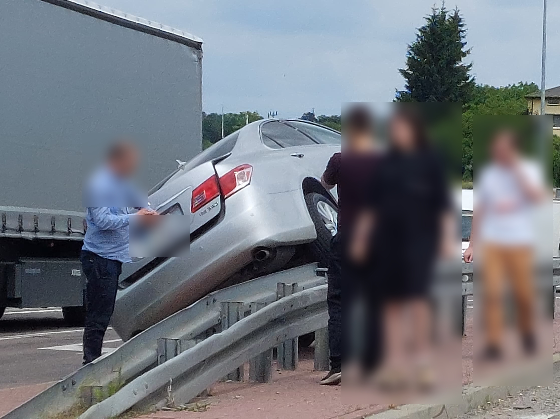 Wjechał lexusem na barierę energochłonną, zakończyło się na mandacie (zdjęcia)